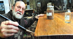 Kurt Kallensee restauriert den Altartisch aus dem Jahr 1800