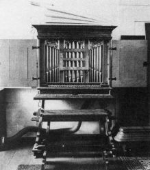 Gehäuse und Bank der Orgel restauriert durch Kurt Kallensee